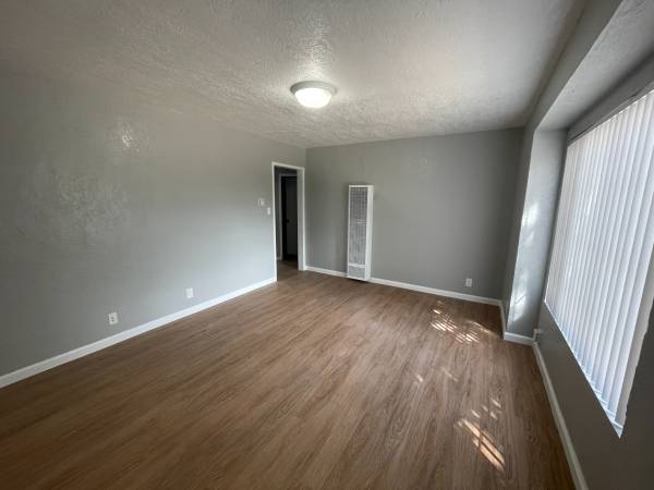 2BR/1BA Apartment on 98th Ave Ct · Oakland photo 5