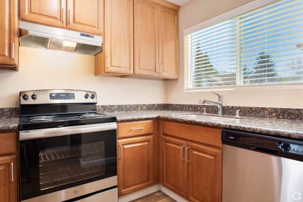 2BR/2BA Townhouse · Pleasanton photo 4