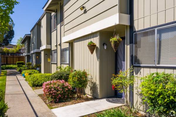 2BR/2BA Townhouse · Pleasanton photo 3
