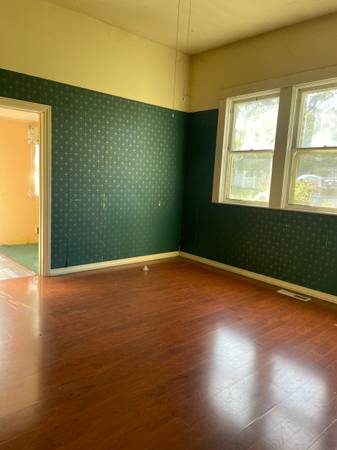 3BR/2BA Single Family House · Cloverdale photo 3