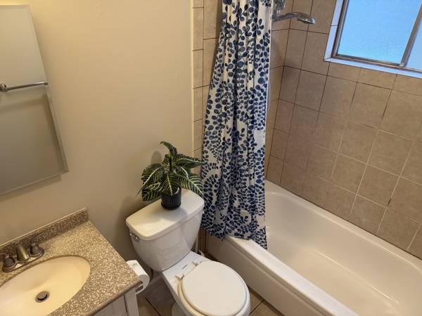 2BR/1BA Apartment · Oakland photo 5