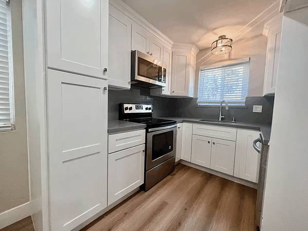 2BR/1BA Apartment on Ravenscourt Ave · Campbell photo 5