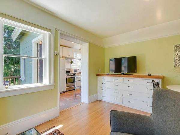 1BR/1BA Flat on Francisco St · Berkeley photo 2