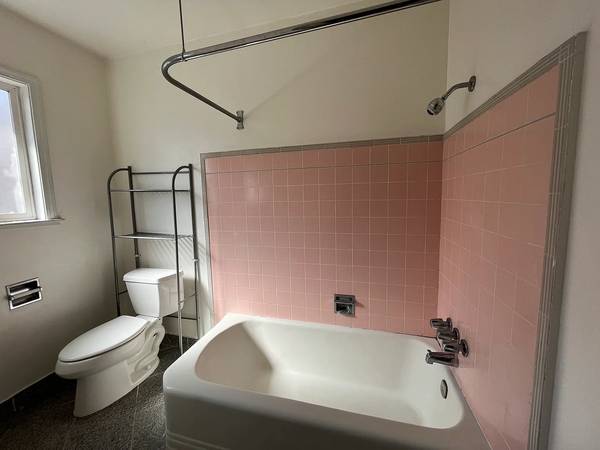 1BR/1BA Apartment on 12th Ave · Oakland photo 4