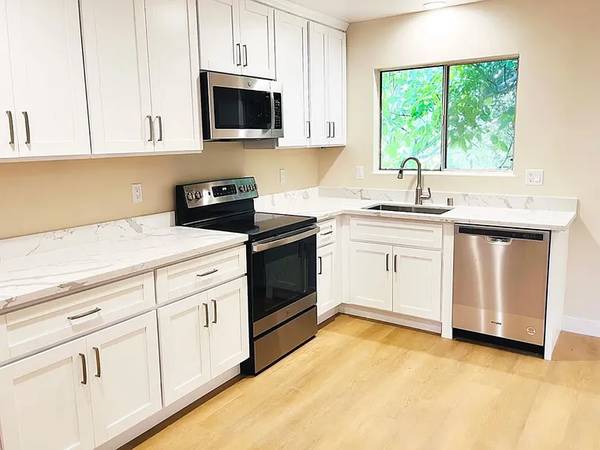 2BR/1BA Apartment on Mckinley Ave Unit F · Berkeley photo 3