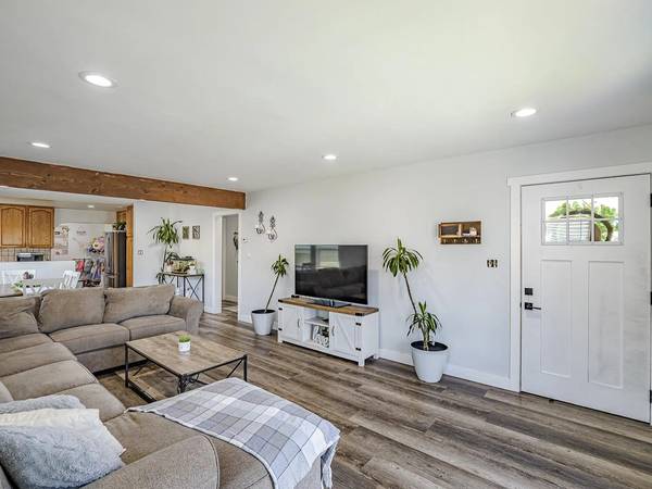 3BR/2BA Single Family House on Burchell Ave · Freedom photo 4