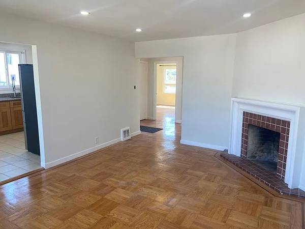2BR/1BA Single Family House on Oakdale Ave · San Francisco photo 2