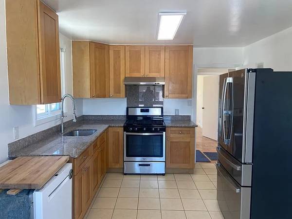 2BR/1BA Single Family House on Oakdale Ave · San Francisco photo 3