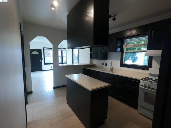 1BR/1BA Apartment on 45th St · Oakland photo 3