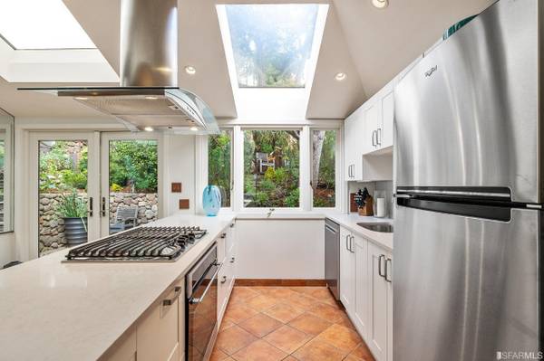 Beautifully Renovated 1br Condo With Private Patio photo 3