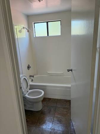 2BR/1BA Duplex · Oakland photo 2