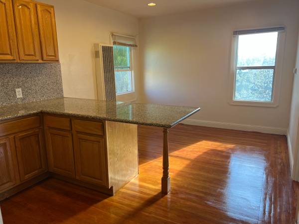 2BR/1BA Single Family House · Oakland photo 3