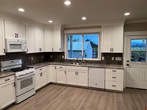 3BR/2BA Apartment · Windsor photo 3