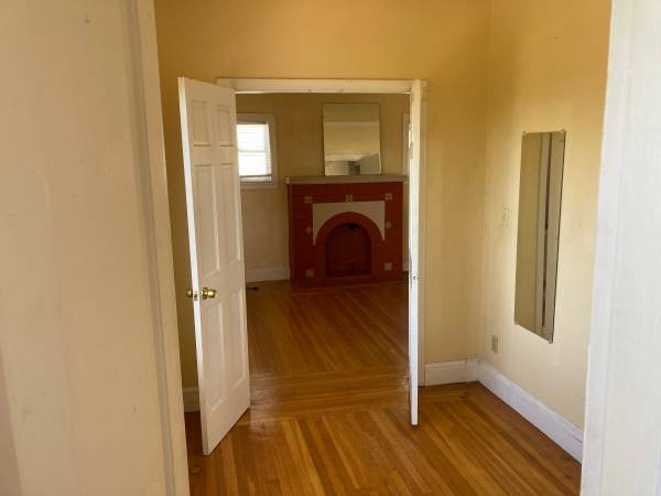 2BR/1BA Apartment · Oakland photo 4