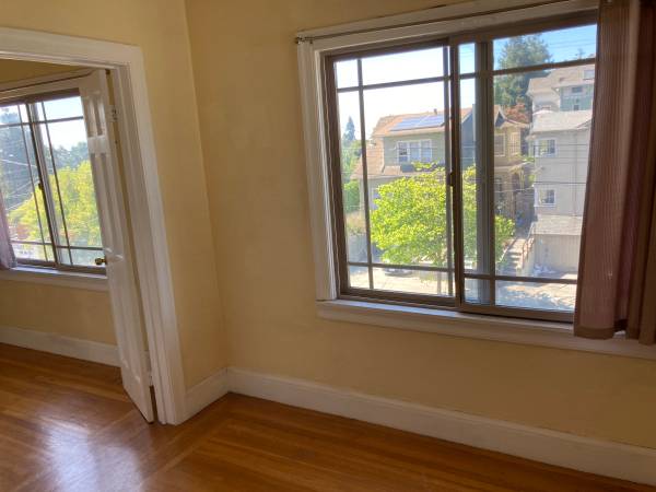 2BR/1BA Apartment · Oakland photo 3