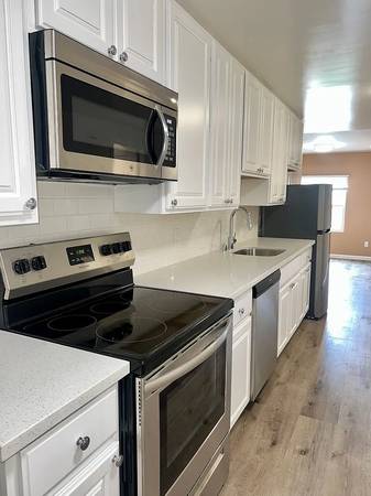 Apartments on Farm Hill Blvd · Redwood City photo 4