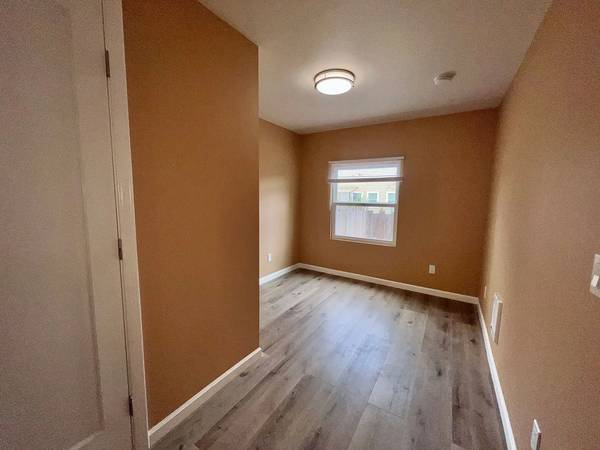 Apartments on Farm Hill Blvd · Redwood City photo 3