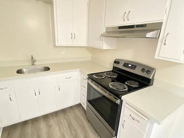 2BR/1BA Apartment on Floribunda Ave · Burlingame photo 2