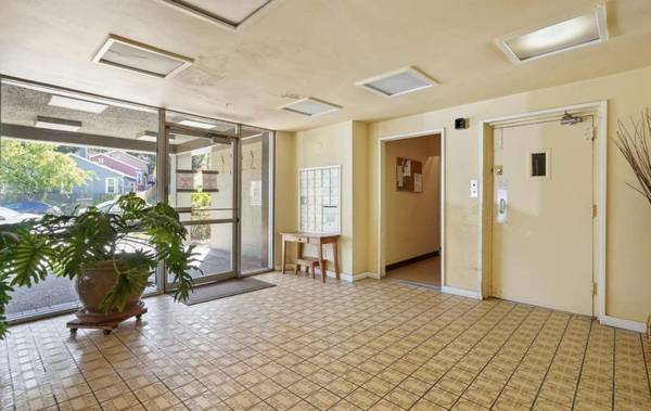 2BR/2BA Condo · Oakland photo 2