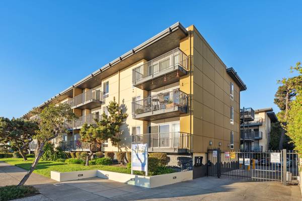 Apartments on Shore Line Dr · Alameda photo 2