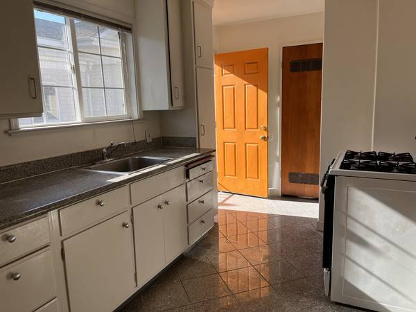 1BR/1BA Apartment · Oakland photo 4