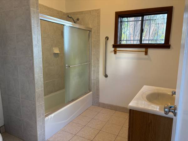 3BR/1BA Apartment · Oakland photo 5