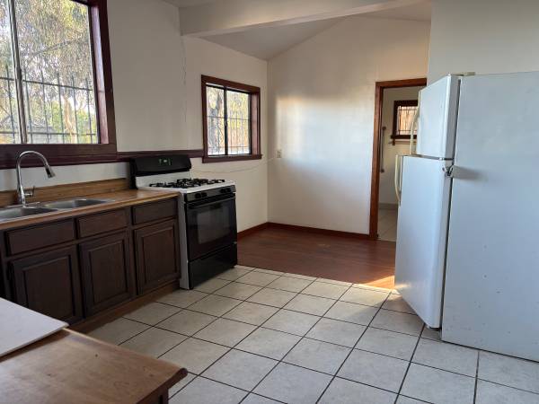 3BR/1BA Apartment · Oakland photo 4