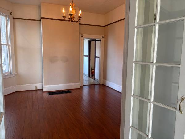3BR/1BA Apartment · Oakland photo 2