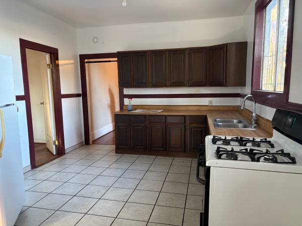 3BR/1BA Apartment · Oakland photo 3
