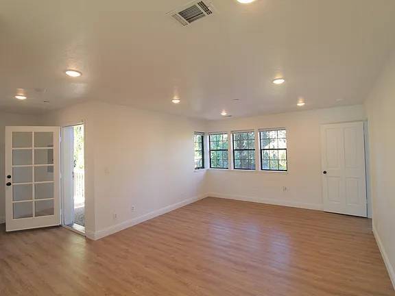 Apartments on Ash Street · Palo Alto photo 4