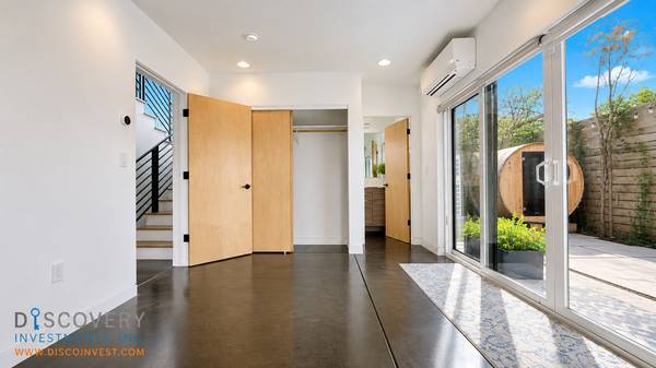 Modern Split Level Home photo 4