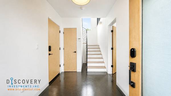 Modern Split Level Home photo 2