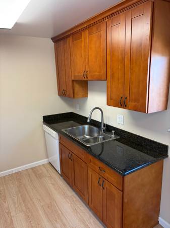 2BR/1BA Apartment on Queen Charlotte Dr · Sunnyvale photo 3