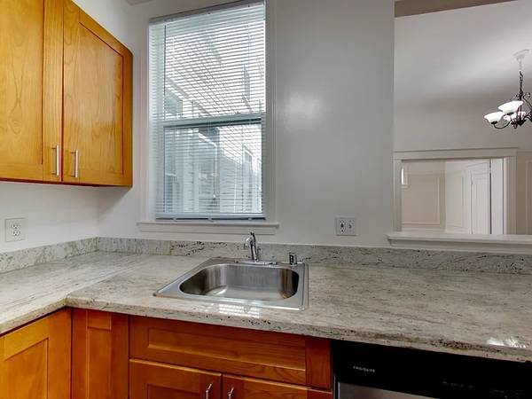 Welcome To Our Charming 2/1 Bathroom Townhouse Style Apartment photo 4
