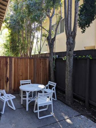 2BR/1BA Apartment · Menlo Park photo 5