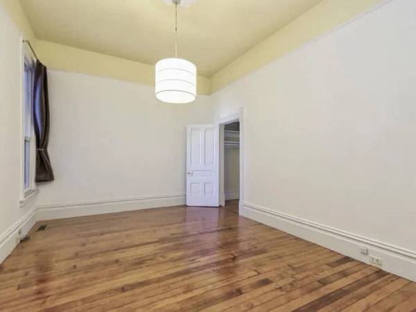 2BR/1BA Flat on Walter St · San Francisco