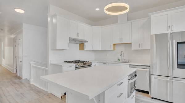 4BR/2BA Single Family House · San Francisco photo 2