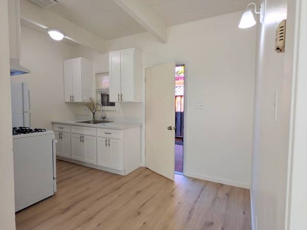 Private Bedroom in Delightful Palo Alto Home off Page Mill Road photo 3
