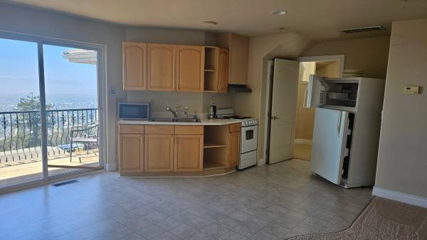 2BR/2BA In Law Adu on Gravatt Dr · Berkeley photo 3