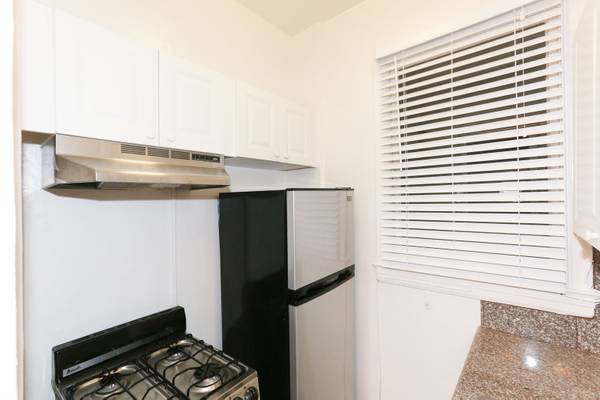 665 Pine photo 5