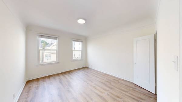 2425 Buchanan photo 4