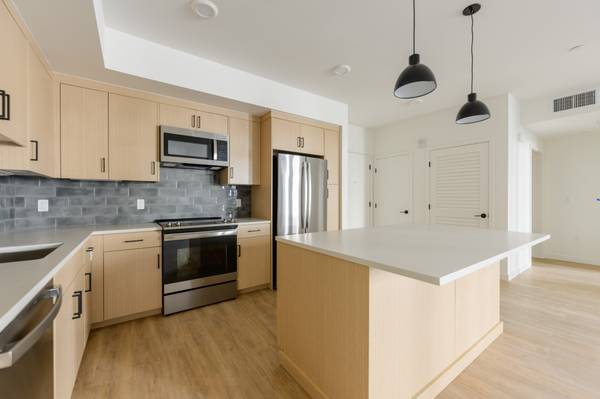 Apartments on Old County Rd · Belmont photo 3