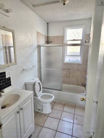 3BR/1BA Apartment · Oakland photo 5