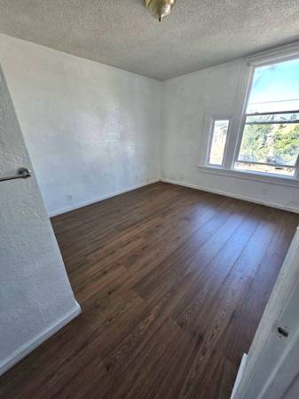 3BR/1BA Apartment · Oakland photo 3