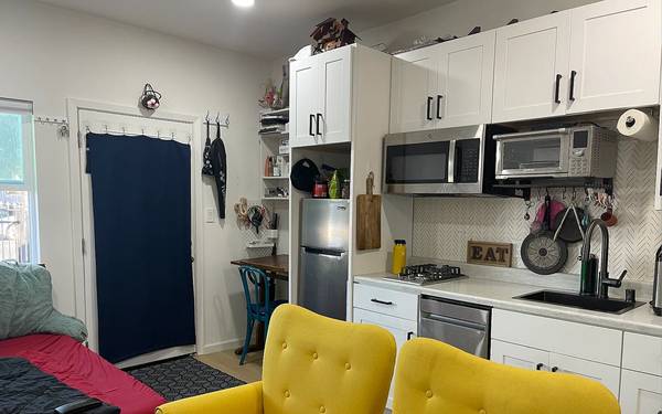0BR/1BA Apartment on Hurlingame Ave · Redwood City photo 2