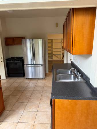 2BR/1BA Apartment · Oakland photo 4