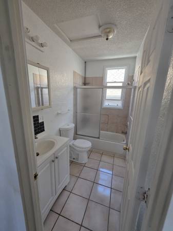 3BR/1BA Duplex · Oakland photo 4