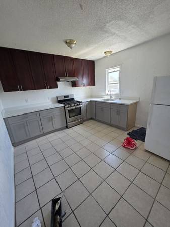 3BR/1BA Duplex · Oakland