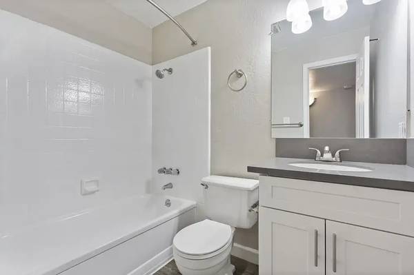 2BR/1BA Apartment · Walnut Creek photo 4