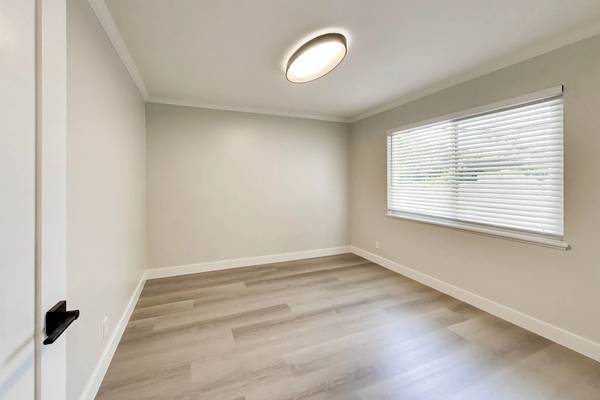 1265 Oak Grove Ave Burlingame, CA 94010 photo 2